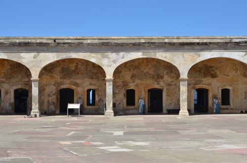 Simetrija, San Juanas, Pilis