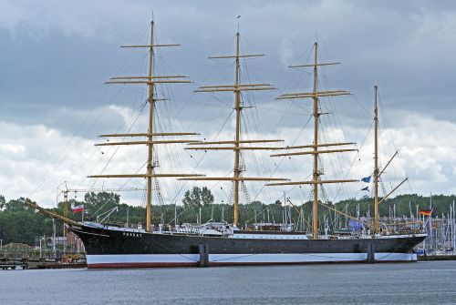Aukštas Laivas, Keturių Polių Barka, Passat, Tradicinis Laivas, Muziejaus Laivas, Lübeck-Travemünde, Baltijos Jūra, Uostas, Uosto Įėjimas, Marina, Keturi Meistrai, Laivas, Jūrų, Buriuotojas, Vanduo, Jūra, Krantinė