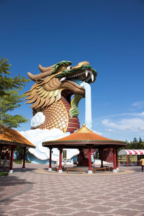 Kinijos Drakonas,  Drakono Dangaus Kaimas,  Suphan Buri