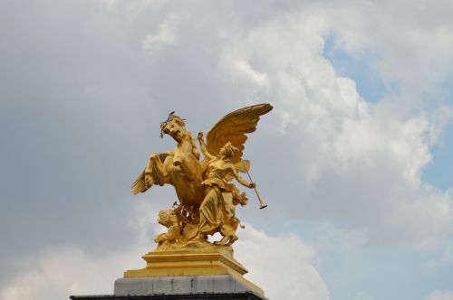 Meno Šlovė, Statulos, Alexandre Iii Tiltas, Paris