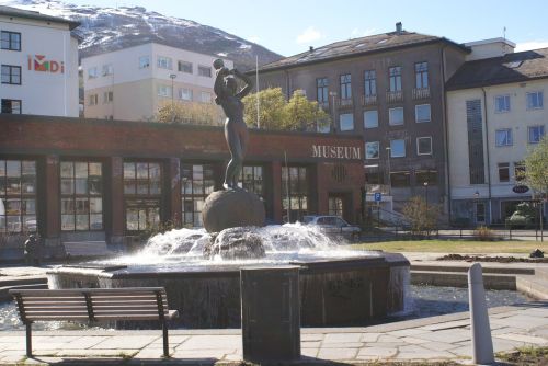 Moteris Ant Aikštės, Laisvės Paminklas, Narvik Aikštė