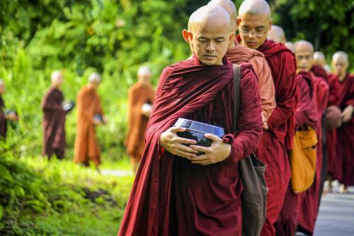 Teravada Budizmo, Theravada Vienuoliai, Sangha, Religija, Vienuolis, Religinis, Piṇḍapāta, Sangha Eilėje, Vienuoliai Eina Išmaldą Apvalyti