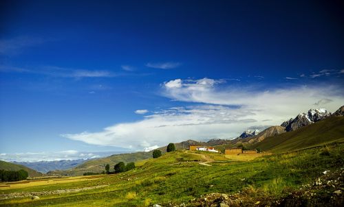 Tibeto Peizažai, Cangzhai, Mėlynas Dangus Ir Balti Debesys