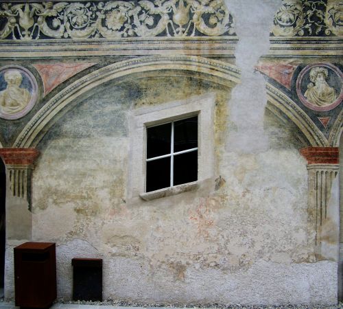 Pakreipiamas Langas, Viduramžių Pastatas, Architektūra
