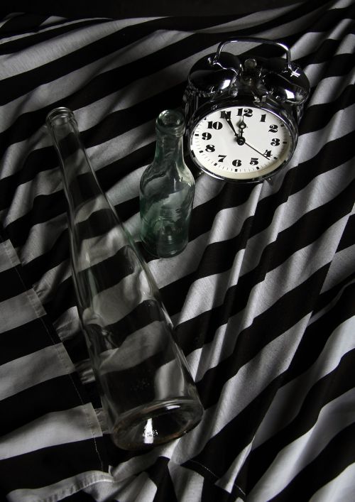 Laikas, Laikrodis, Žadintuvas, Stiklas, Studija, B W Fotografija, Butelis, Kompozicija, Balta, Natiurmortas