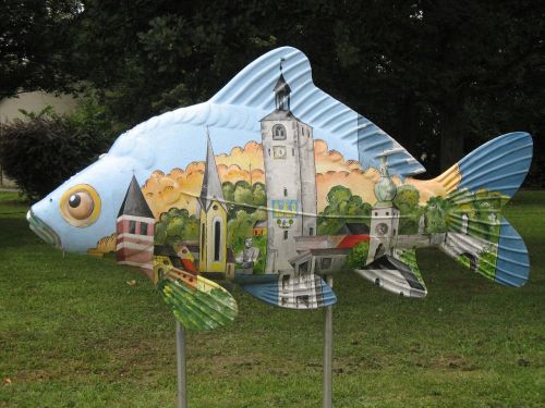 Tirschenreuth, Apdaila, Milžiniškas Žuvis, Dažytos