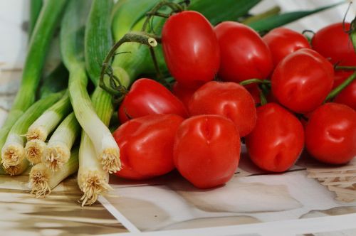 Pomidorai, Svogūnų Laiškai, Daržovės, Sveikas, Vitaminai, Frisch, Valgyti, Maistas, Šviesus, Raudona, Žalias, Į Sveikatą