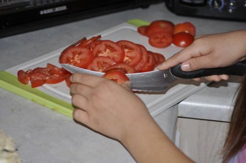 Pomidorai, Daržovių, Pomidoras, Pjaustyti Pomidorai, Paruošimas, Supjaustyti, Maistas, Virtuvė, Rankos, Gabaliukas, Griežinėliais