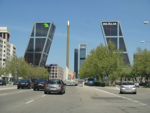 Torres Kio, Pasvirusi Bokštai, Madride, Pastatai