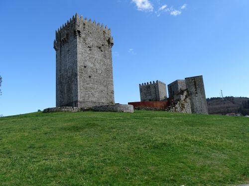 Bokštas, Kraštovaizdis, Pilis