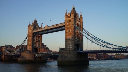 Bokšto Tiltas, Londonas, Upė