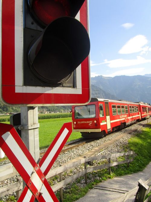 Traukinys, Zillertalbahn, Lygių Perėjimas, Verkehrzzeichen, Geležinkelis, Loco, Geležinkelių Transportas, Geležinkelis, Transportas, Gleise, Geležinkeliai, Geležinkelio Bėgiai, Traukinio Vagonas, Atrodė, Zillertal, Eu