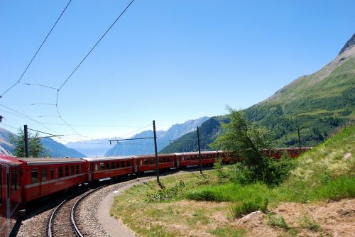 Traukinys, Raudona, Šveicarija, Takelius, Kalnai, Kreivė
