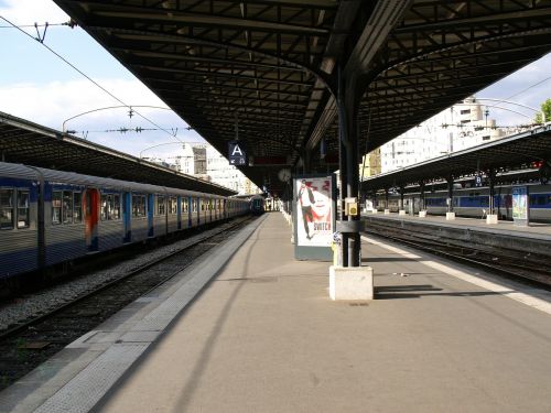 Traukinys, Geležinkelis, Geležinkelis, Masinis Tranzitas, Gabenimas, Miesto, Platforma, Stoties Depas, France, Lauke
