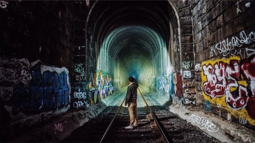 Traukinio Bėgiai, Tunelis, Grafiti, Geležinkelis, Geležinkelis, Vaikinas, Vyras, Žmonės, Naktis