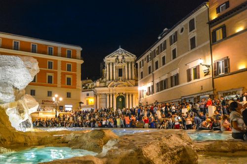 Trevi, Fontanas, Italy, Roma, Vakaras, Naktis, Minios, Turizmas, Turistai, Kelionė, Europa, Bažnyčia, Katedra, Miesto Panorama, Pritraukimas, Miesto, Vanduo, Krioklys, Naktinis Gyvenimas, Aktyvus, Ispanų, Žinomas, Europietis