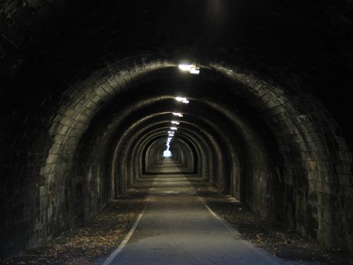 Tunelis, Tamsi, Praėjimas