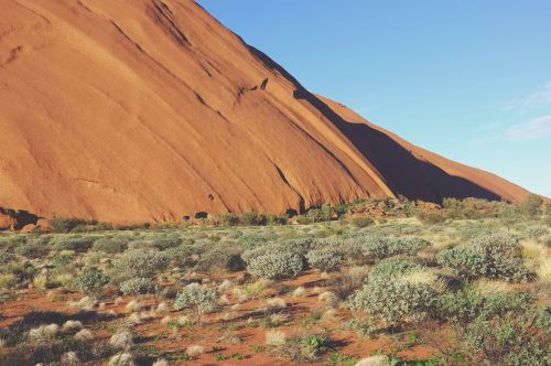 Uluru, Ayers Rock, Australia, Smiltainis, Raudona, Outback, Raudona Roko, Uolienų Formavimas, Sausas, Kraštovaizdis, Dykuma, Smėlis, Mėlynas, Dangus, Saulėtas, Karštas, Šiluma