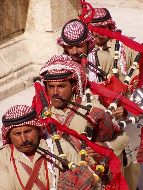 Uniforma, Muzikos Grupė, Arabai