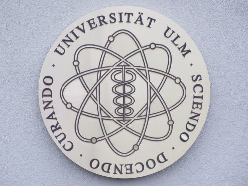 Universitetinė Ulma, Emblema, Logotipas, Raidės, Wordmark, Vaizdinis Prekių Ženklas, Universiteto Logotipas, Universitetas, Skėtinės Prekės Ženklas, Gamtos Mokslai, Įmonės Dizainas, Ulm, Teritorijos Logotipas, Atomas, Uni Ulm