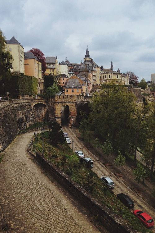 Miesto,  Kalnas,  Dangas,  Brangakmeniai,  Siena,  Pastatai,  Namai,  Tradicinis,  Istorinis,  Senas,  Miestas,  Miestas,  Gatvė,  Automobiliai,  Kietas,  Nuolydis,  Vaizdas,  Miesto Panorama