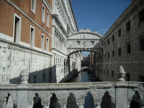 Venecija, Susierzinimų Tiltas, Miestas