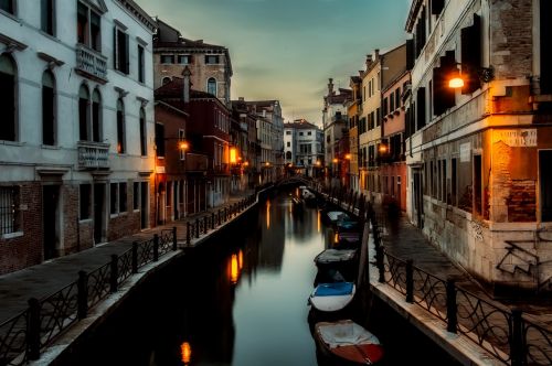 Venecija, Italy, Miestas, Miesto, Kelionė, Atostogos, Šventė, Romantiškas, Architektūra, Pastatai, Valtys, Gondola, Kanalas, Vanduo, Apmąstymai, Saulėlydis, Saulėtekis, Žibintai