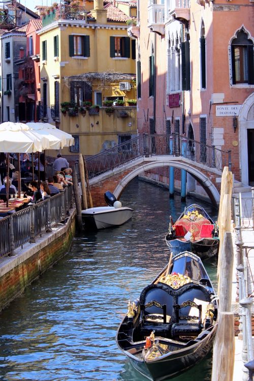 Venecija, Kanalas, Kelias, Kavinė, Tiltas, Senamiestis, Šoninis Kanalas, Gondola, Taikoma, Romantiškas, Gražus, Miestas, Namai, Vanduo