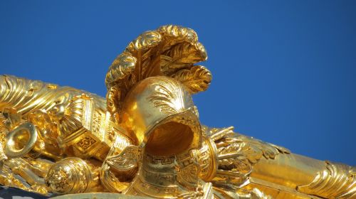 Versailles, Puošimas, Šalmai