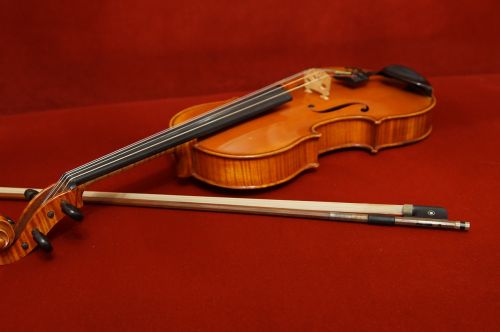 Altas, Muzikinis Instrumentas, Styginis Instrumentas