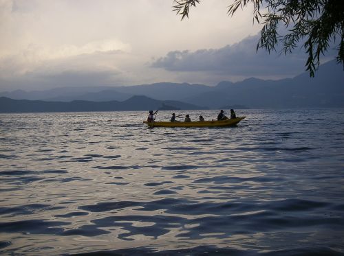 Vanduo, Lugu Ežeras, Laivas