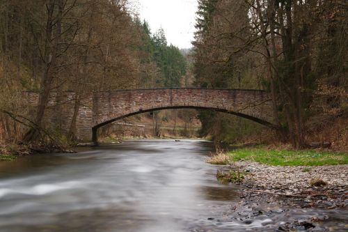 Vandenys,  Gamta,  Upė,  Medis,  Kraštovaizdis,  Ruduo,  Tiltas,  Kelionė,  Akmuo,  Sezonas,  Aplinka,  Parkas,  Atspindys,  Žolė,  Bankas,  Vanduo,  Banga,  Srautas,  Dramatiškas,  Bachas,  Vandens Funkcija,  Nuotaika,  Atmosfera,  Dramos,  Skystas,  Murmur,  Šaltas,  Gamtos Rezervatas,  Be Honoraro Mokesčio