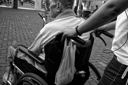 Neįgaliųjų Vežimėlis, Senyvo Amžiaus, Vyras, Stumiamas, Globėjas, Juoda Ir Balta Nuotrauka
