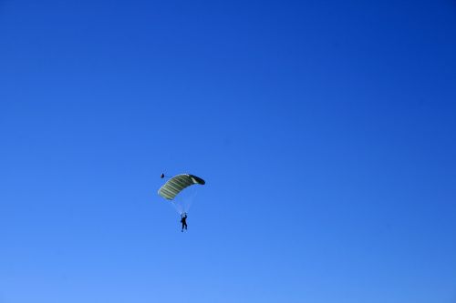 Parašiutas,  Mažėjantis,  Atviras,  Balta,  Dangus,  Mėlynas,  Baltas Parašiutu Baldakimas