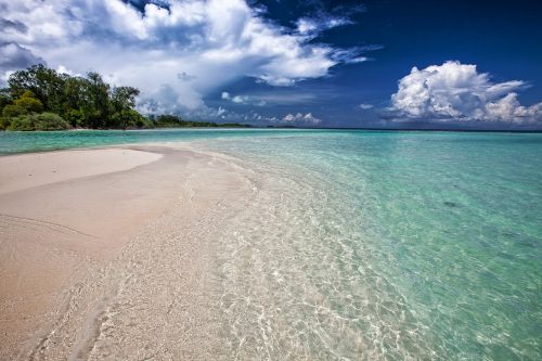 Balto Smėlio Paplūdimys Ripples, Sekli Jūra, Turkis, Debesis, Dangus, Atogrąžų, Widi Salos, Halmahera Salos, Indonezija