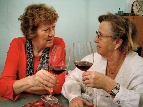 Vynas, Gerti, Vyno Taurė, Raudonas Vynas, Alkoholis, Senjorai, Vyresnio Amžiaus Moterys, Naudos Iš