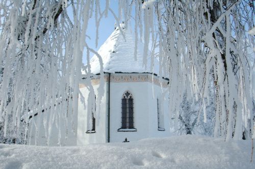 Žiema, Auskaras, Bažnyčia