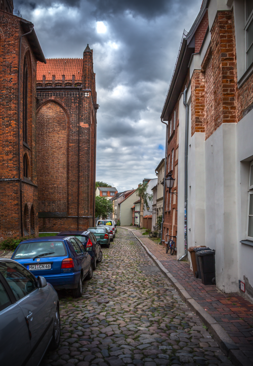 Wismar, Alėja, Maža Twiete, Istoriškai, Namai, Senamiestis, Stogas, Gable, Vaizdas, Seni Namai, Viduramžiai, Paminklas, Perspektyva, Miestas, Architektūra, Dangus, Pastatas, Kapitalas, Kraštovaizdis, Lankytinos Vietos, Fasadas, Debesys, Mėlynas, Istorija, Romantiškas, Brangakmeniai, Romantika, Vokietija, Santūra, Langas, Senas Pastatas, Siena, Plytos, Namo Fasadas