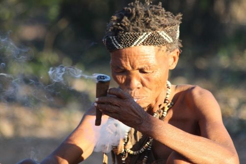 Moteris, Vietiniai, Rūkymas, Dūmai, Krūmo Moteris, Asmuo, Afrika, Namibija, Krūmų Žmonės, Žmogus