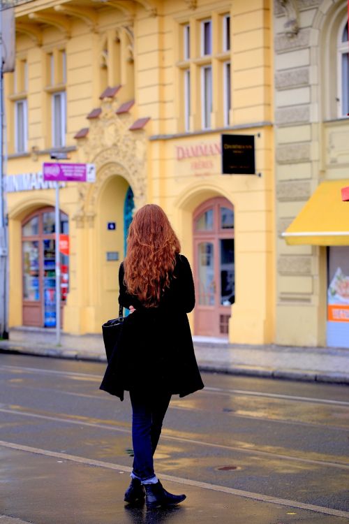 Moteris, Atgal, Laukimas, Čekų, Centrinė Europa
