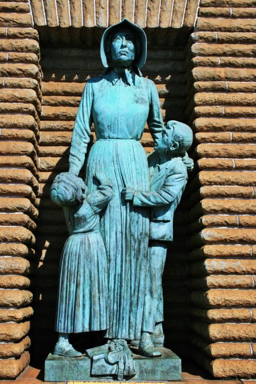 Motina,  Berniukas,  Mergaitė,  Pionieriai,  Auka,  Atkaklumas,  Statula,  Uždaryti,  Moters Ir Vaikų Bronzos Statula