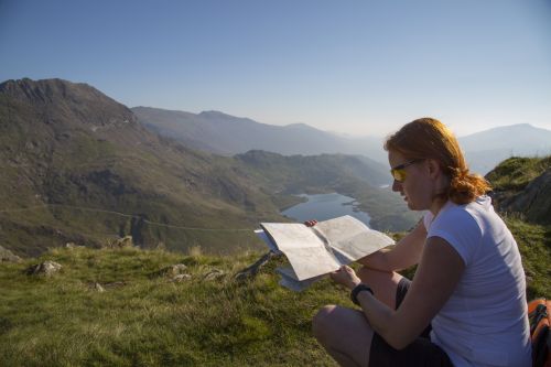 Žemėlapis,  Turistinis,  Keliautojas,  Kelionė,  Keliautojas,  Lauke,  Backpacker,  Prarastas,  Žmonės,  Moteris,  Vaikščioti,  Mergaitė,  Moteris,  Dykuma,  Turizmas,  Žygiai,  Kuprinė,  Nuotykis,  Laisvalaikis,  Žygis,  Skaityti,  Gidas,  Pasivaikščiojimas,  Gyvenimo Būdas,  Kalnas,  Žiūri,  Kelionė,  Gamta,  Moteris Turizmo Gamta Skaityti Žemėlapį