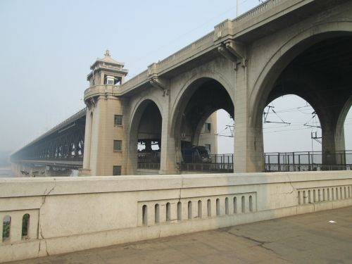 Uhanas Jangtze Upės Tiltas, Pastatas, Jangdzės Upė