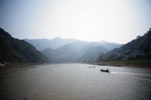Xinanjiang,  Upė,  Kraštovaizdis