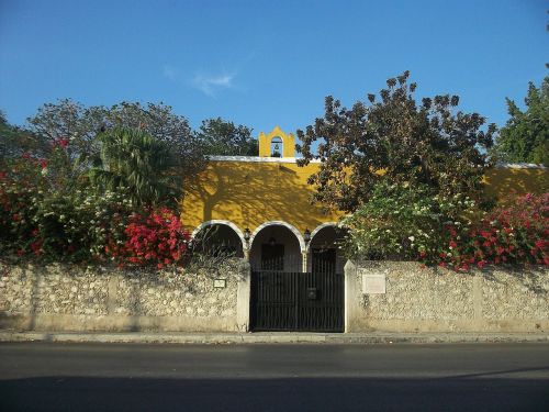 Yukatanas, Meksika, Dangus, Debesys, Įėjimas, Namas, Namai, Siena, Architektūra, Medžiai, Gatvė, Akmuo, Lauke