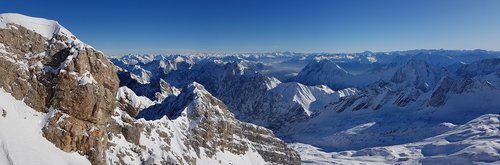 Zugspitze,  Alpine,  Kraštovaizdis,  Kalnai,  Panorama,  Summit,  Peržiūrėti,  Debesys,  Kalnų Kraštovaizdis,  Zugspitze Masyvo,  Bavarija,  Alpinizmas,  Perspektyvos,  Vokietija,  Dangus,  Nustatyti,  Tolimas Vaizdas,  Rokas,  Kalnas