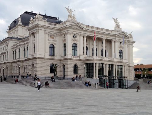 Ciuricho Operos Rūmai, Zurich, Šveicarija, Architektūra, Sechseläutenplatz